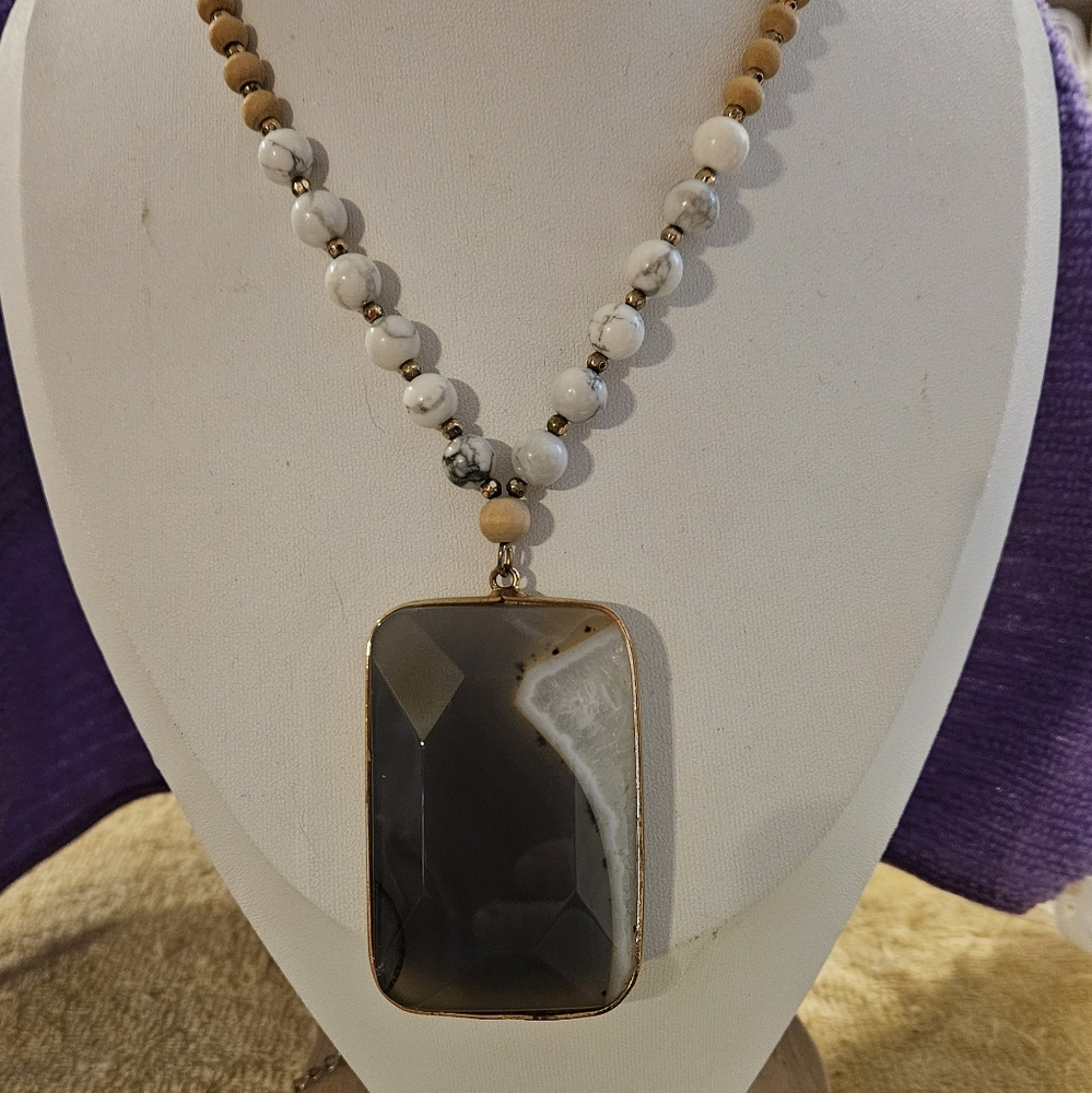 Beautiful Gray and white Agate gold tone framed Necklace with beads - Picture 17 of 17